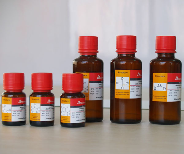 各类化学试剂瓶整齐陈列