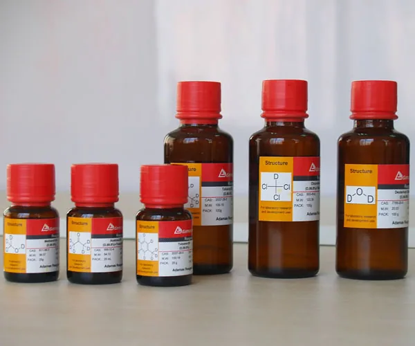 各类化学试剂瓶整齐陈列